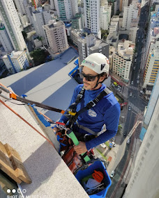 Profissional do Grupo Limpo em trabalho em altura com equipamento de acesso por corda