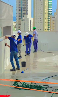 Equipe do Grupo Limpo em limpeza de terraço