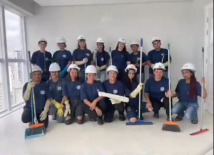Equipe do Grupo Limpo uniformizada em apartamento em Balneário Camboriú